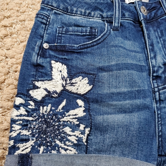 Embroidered denim shorts nwot - Picture 3 of 6